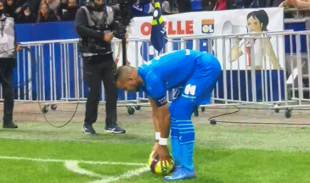 活塞主帅：有个裁判想抢走比赛的主角光环，吹罚根本不公正（活塞主帅怒批裁判抢风头：全场判罚极不公平）