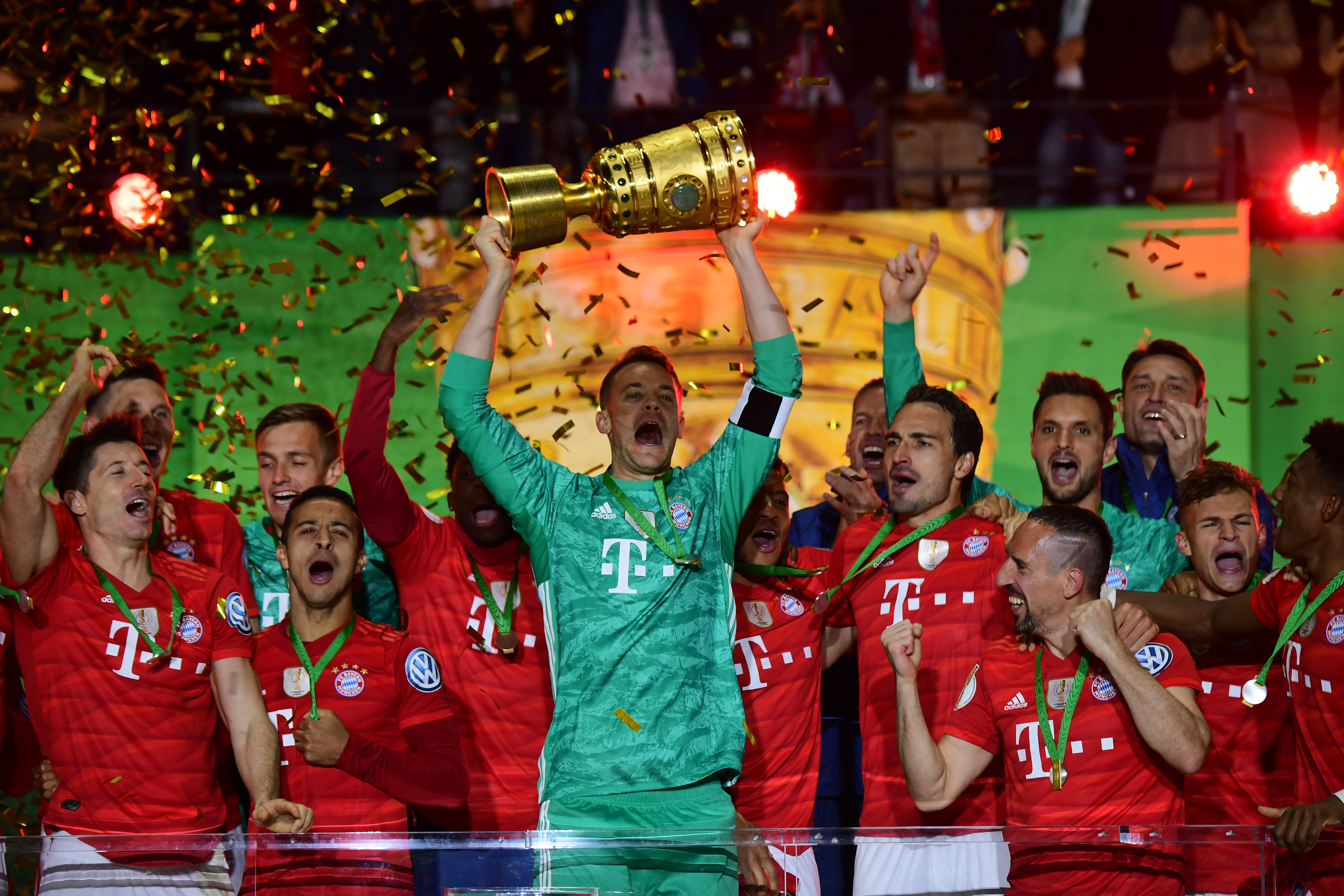 亚足联官方：成都蓉城因在亚冠单场5人染黄被罚款2500美元（亚足联官宣：成都蓉城亚冠单场5黄牌，罚款2500美元）