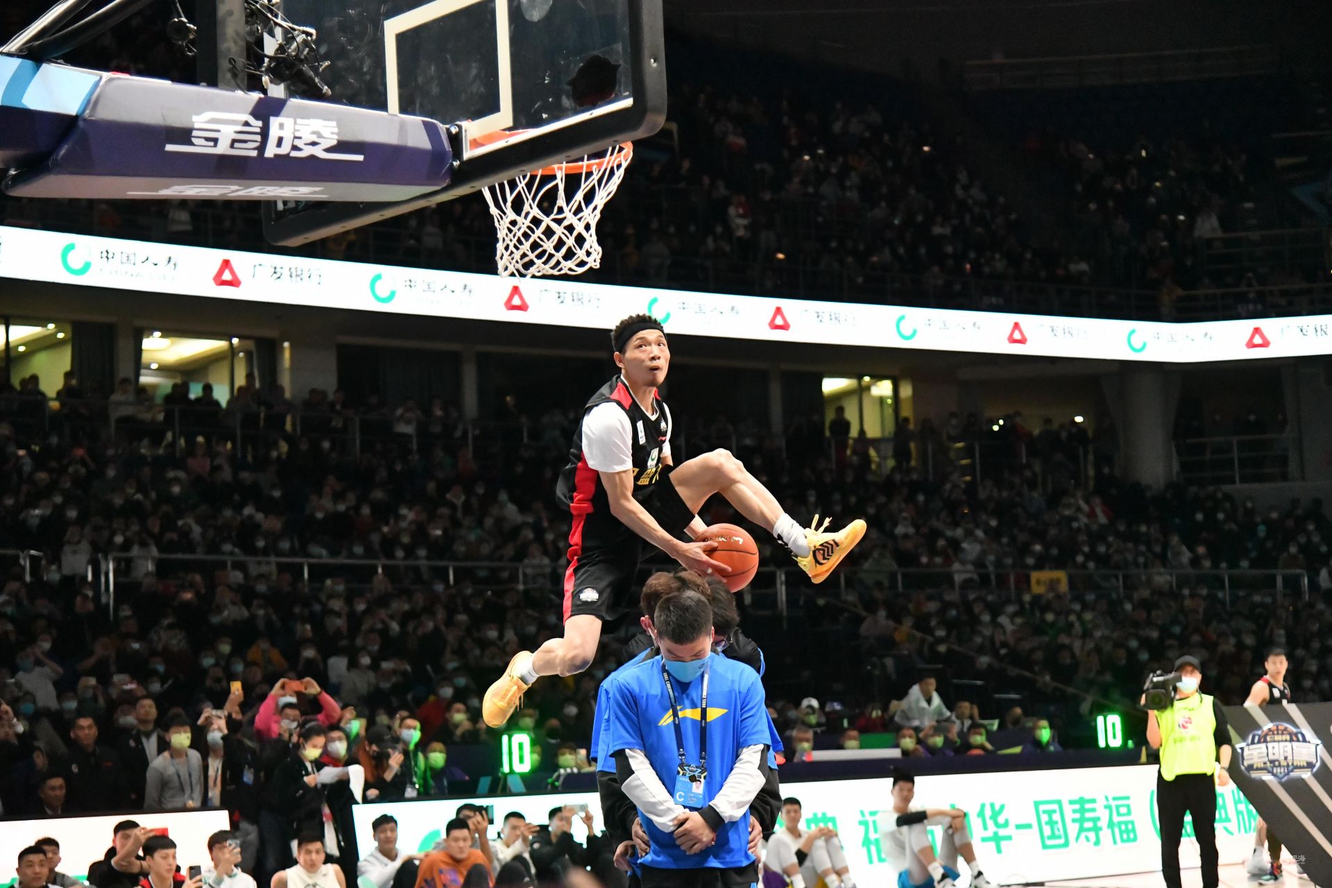 阿利松：萨拉赫缺阵是他所作所为的后果；我仍然支持斯洛特（阿利松：萨拉赫缺席是其行为所致，我依旧力挺斯洛特）