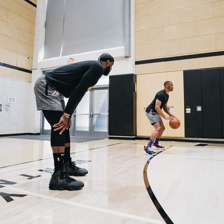 安全裤兜Cucurella & Yamal last night 👬（昨夜Cucurella把Yamal装进口袋里 👬）