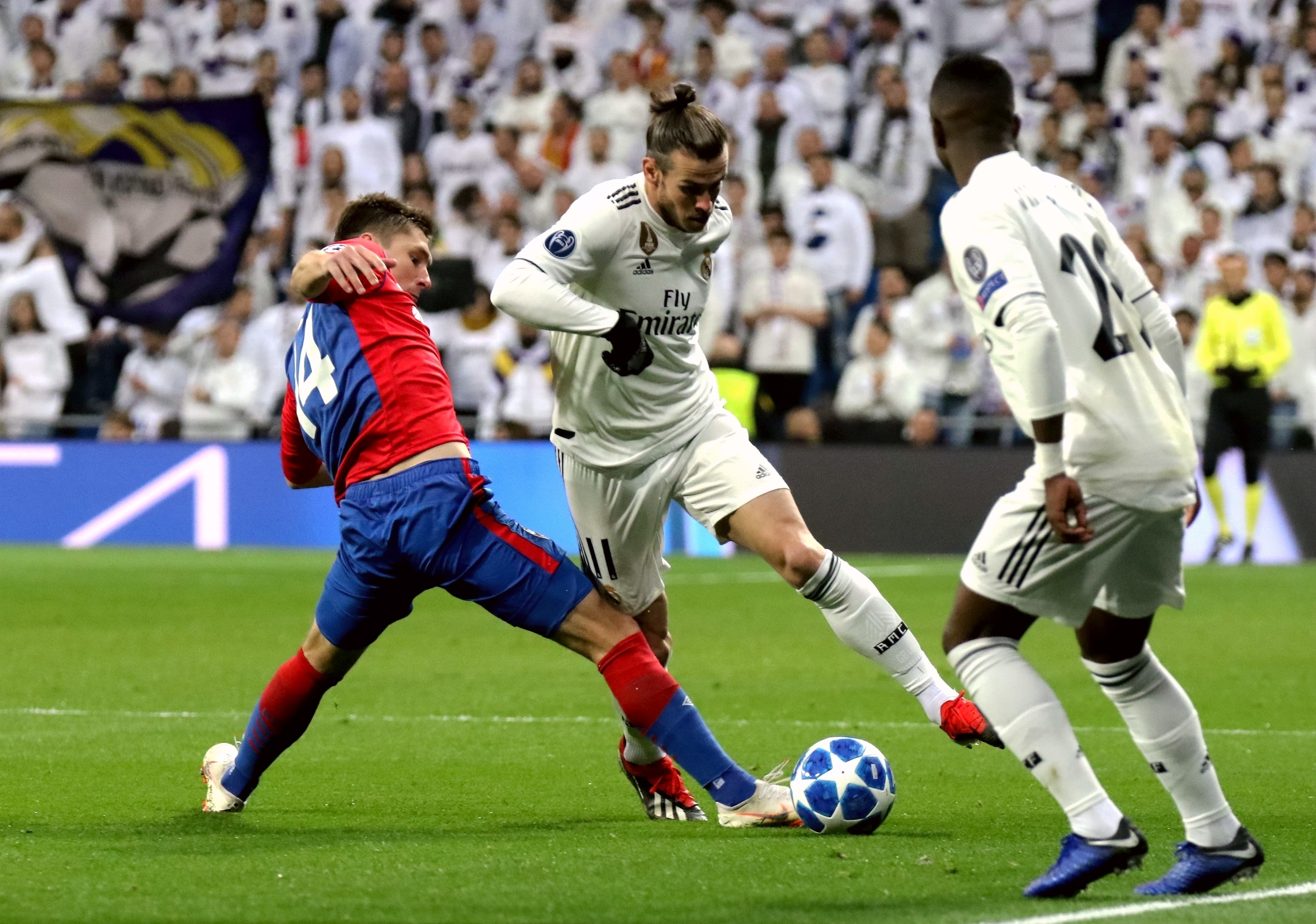 足坛年度十大新闻出炉，各界议论不断（年度足坛十大要闻揭晓，引发各界热议）