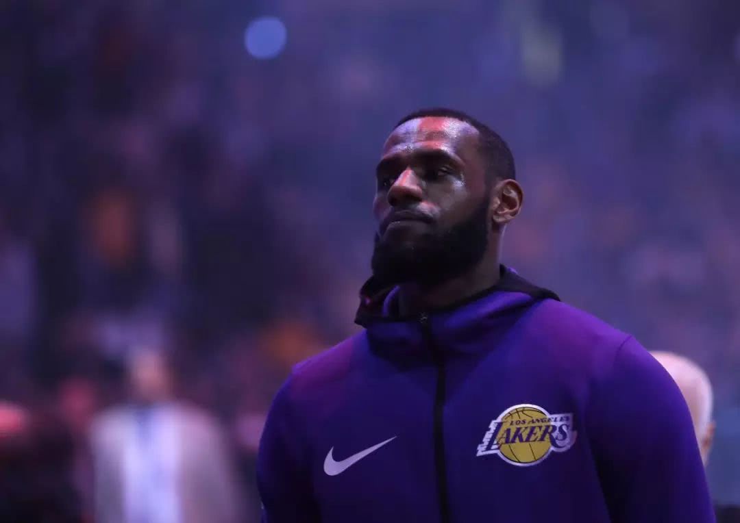 曼联英超赛场精彩抢断反击（曼联在英超上演精彩抢断与反击）