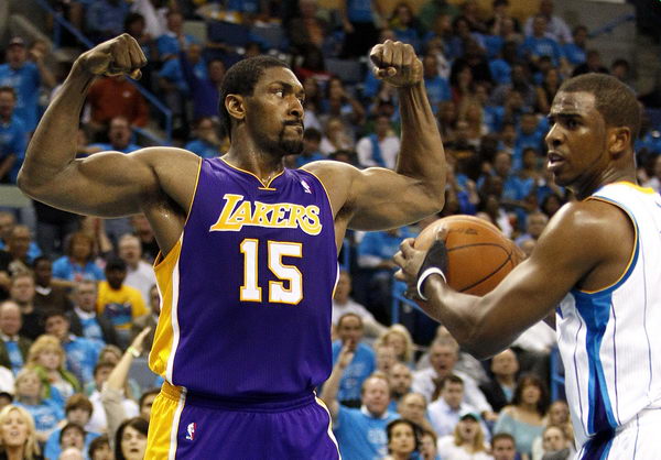 拉普拉塔大学生抗议阿足协新规，背身列队迎接联赛冠军罗萨里奥（为抗议阿足协新政，拉普拉塔大学生背对列队致意联赛冠军罗萨里奥）