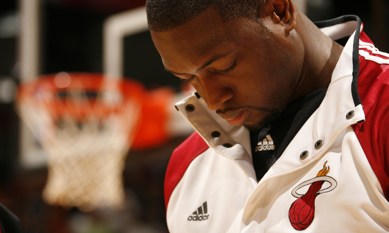 准备搞事？米切尔底角不讲理三分打停勇士 分差仅剩6分（米切尔底角命中强硬三分逼停勇士，分差缩至6分）