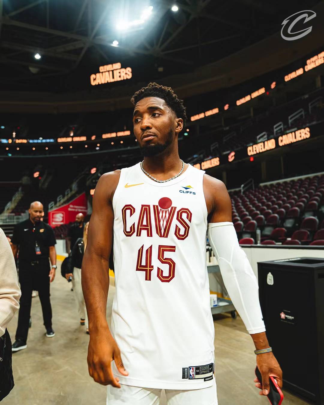 致敬球队传奇，多特官方商城为球迷免费印11号罗伊斯（多特致敬传奇：官方商城为球迷免费印制罗伊斯11号）