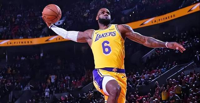 芒特进球后奔向B费，眼神启动诠释默契（芒特破门直奔B费，眼神交流尽显默契）