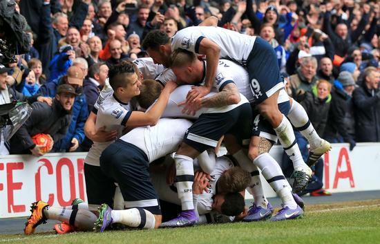 阿森纳险胜晋级却暴露顽疾，年轻球员信任危机何解？（惊险晋级仍现顽疾，阿森纳如何重建对年轻球员的信任？）