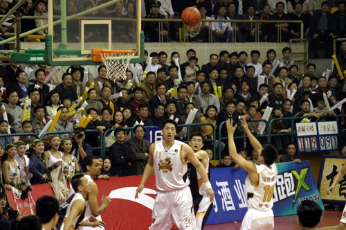 巴西男篮打出团队篮球（巴西男篮展现团队篮球风采）