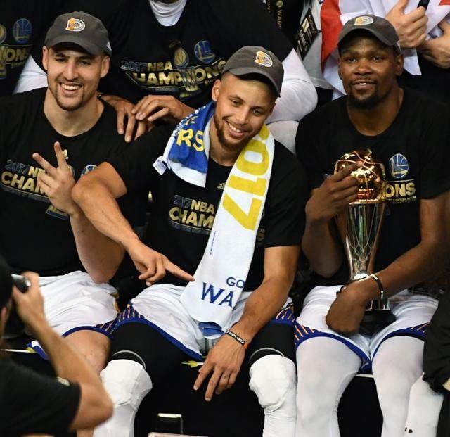 RMC：巴黎的大巴车比赛当晚在毕尔巴鄂市中心遭到石块袭击（RMC称：比赛当晚，巴黎队大巴在毕尔巴鄂市中心遭投石袭击）