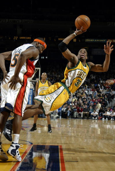 曼联2弃将左右意甲冠军，4500万前锋梅开二度，那不勒斯5连胜登顶（曼联两旧将影响意甲争冠格局，4500万锋霸梅开二度，那不勒斯豪取五连胜登顶榜首）