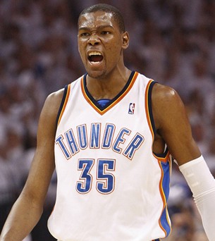 卡恩：纳格尔斯曼应该停止试验；拜仁和于帕续约的代价很昂贵（卡恩建议纳格尔斯曼别再试阵；拜仁与于帕续约代价不菲）